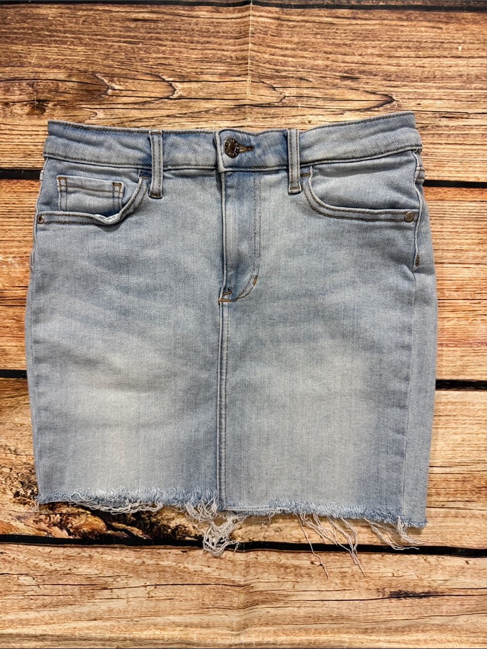 GUESS Light Wash Raw Hem Denim Mini Skirt - Size Small (S)